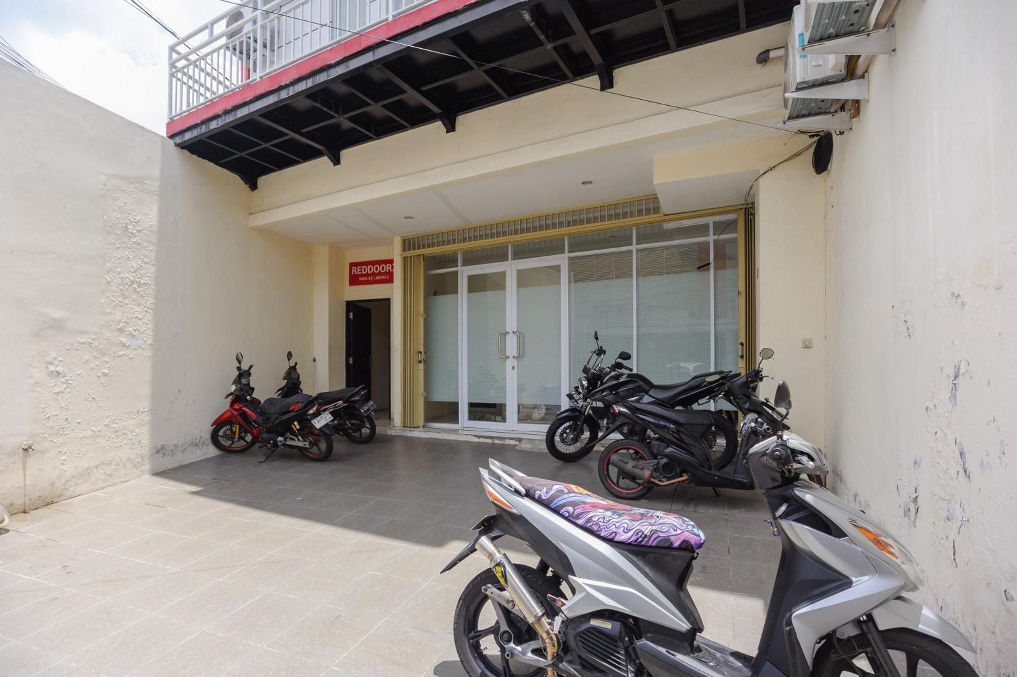 Hotel Reddoorz @ Kemanggisan Raya Jakarta